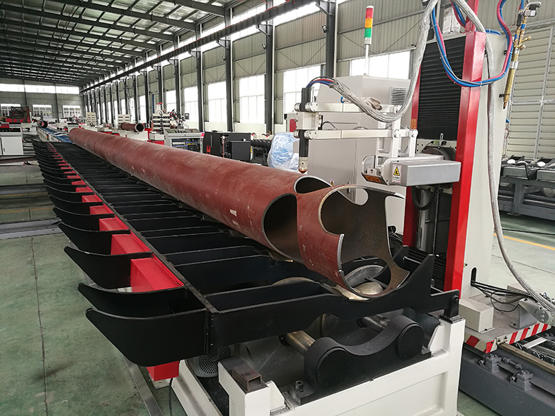 滚床式管道数控相贯线切割机(图1)